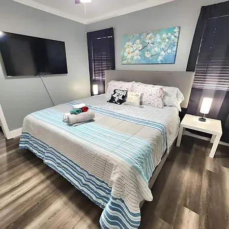 Blue Shark *G1* @ Montrose Urban 1Br King Apartment